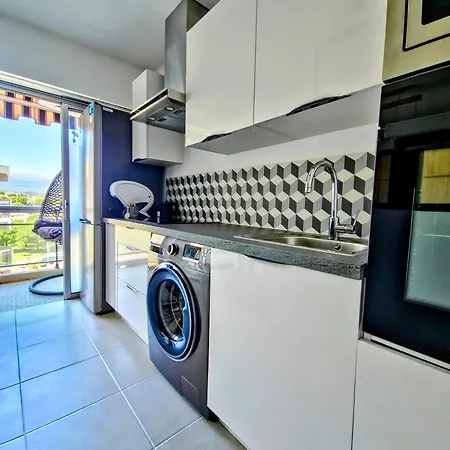 Beachfront - Panoramic View - Balkony - Ac Apartment *