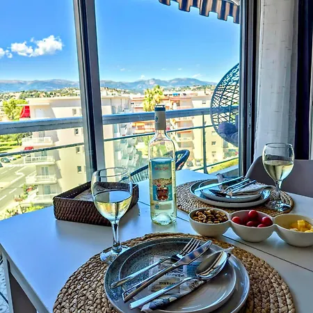 Beachfront - Panoramic View - Balkony - Ac Apartment *